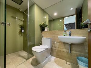 クアラルンプールにあるVortex Suites KLCC By GuestHouseのトイレと洗面台付きのバスルーム