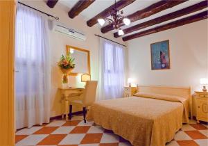 a bedroom with a bed and a desk and a computer at Hotel Henry Venice in Venice +41 photos