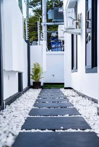 ダル・エス・サラームにあるDamian Luxury Homesの建物の真ん中に植物がある歩道