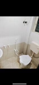 アウランガーバードにあるHotel Sheetal Palaceのトイレと洗面台付きのバスルーム
