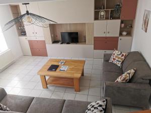 Una sala de estar con dos sofás y una mesa de café. en Ty Coz Hermine, en Riec-sur-Bélon