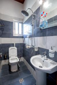 Un baño con un inodoro blanco y un lavabo. en Appartement 3 chambres à Mimboman Maetur, en Yaoundé