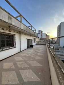 オランにあるVilla Gambettaの都市の建物の隣の空いている歩道