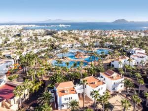 eine Luftansicht des Resorts in der Unterkunft Oasis Duna Casa Maho in Corralejo