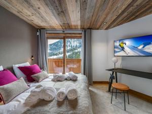 TV/trung tâm giải trí tại Chalet de luxe avec piscine, spa et garage - 6 ch, 10 pers - Courchevel 1550 - FR-1-575-193