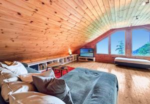 un soggiorno con un grande soffitto in legno di Chalet Ardoise - Nature Paradise - Swiss Alps a Ovronnaz
