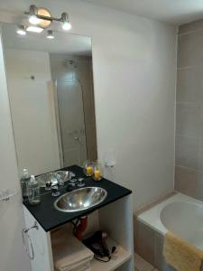 拉斯格路塔斯Summer的带水槽、浴缸和镜子的浴室 更多6张照片