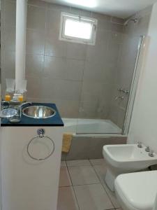 拉斯格路塔斯Summer的带水槽、浴缸和马桶的浴室