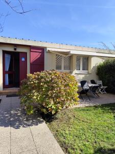 une maison avec une brousse devant elle dans l'établissement Appartemet en rez de jardin Au Clos du Golfe, à Locmariaquer