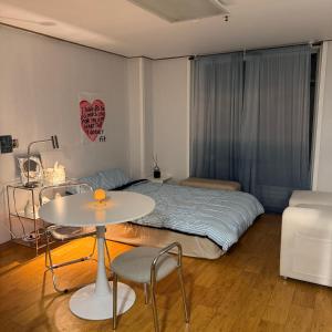 Postel nebo postele na pokoji v ubytování Yongridan-gil House2