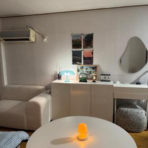 Una sala de estar con una mesa blanca y un sofá. en 용리단길 제2하우스, en Samgong-ni