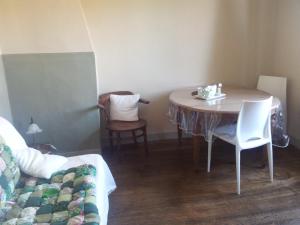 Habitación pequeña con mesa, sillas y cama en Wazemoff en Lille