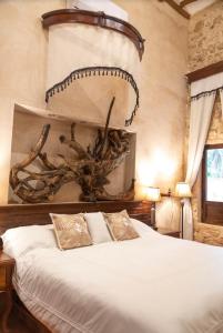 a bedroom with a bed with aopus headboard at El Secreto in Valladolid