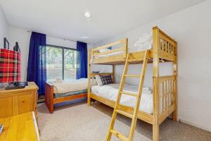 Un dormitorio con dos literas y un escritorio. en Deer Creek 8A, en West Dover