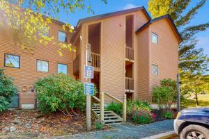 Un edificio con una escalera en frente. en Deer Creek 8A, en West Dover