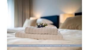 Postel nebo postele na pokoji v ubytování Apartment Leinetal - bester Schlafkomfort in hochwertiger Hotelbettwäsche, 3 Zimmer - große Küche, Duschbad & Parkplatz