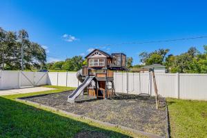 una casa de juegos con un tobogán en un patio en Pet-Friendly Lakeland Family Oasis with Game Room, en Highland City