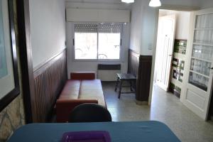 ein Wartezimmer mit einem Sofa und einem Fenster in der Unterkunft Casa Urbana in Villa Progreso + 33 Fotos