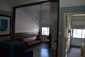 ein Wohnzimmer mit Sofa und Tisch in der Unterkunft Casa Urbana in Villa Progreso