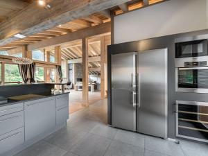 Η κουζίνα ή μικρή κουζίνα στο Chalet d'Exception avec Piscine, Sauna et Hammam à Courchevel - FR-1-568-6