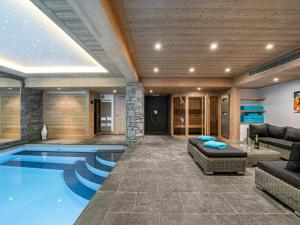 Πισίνα στο ή κοντά στο Chalet d'Exception avec Piscine, Sauna et Hammam à Courchevel - FR-1-568-6