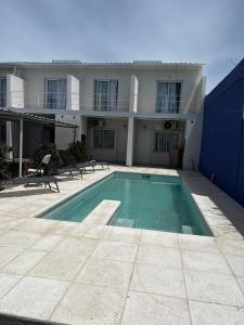 拉斯格路塔斯Summer的一栋房子前面有游泳池