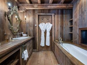 O baie la Chalet montagnard à Rochebrune avec jacuzzi, sauna, 6 chambres, proche des pistes, accueil 12 pers - FR-1-569-37