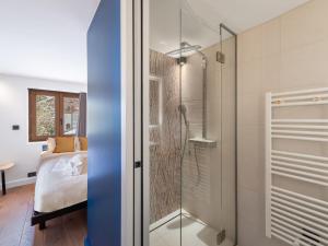 a glass shower in a bathroom with a bed at Triplex de charme avec cheminée, balcon et parking à Courchevel Chenus, proche des pistes - FR-1-564-90 in Courchevel +12 photos