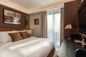 Giường trong phòng chung tại The Savile, by Harry's +86 ảnh