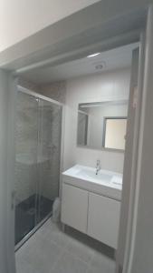 にあるCasa da Ildaの洗面台とシャワー付きの白いバスルーム