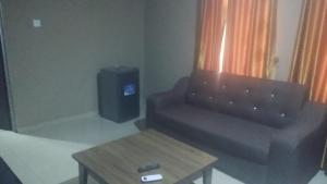 un salon avec un canapé et une table basse dans l'établissement Agon Guest House, à Makurdu