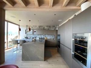 eine Küche mit einer großen Insel in einem Zimmer in der Unterkunft JAMES TAMG31 - luxury design chalet Megeve in Combloux