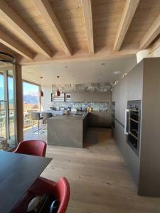 eine Küche mit Tisch und Arbeitsplatte in der Unterkunft JAMES TAMG31 - luxury design chalet Megeve in Combloux