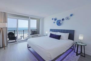 En eller flere senge i et værelse på Briza By Casanita - Oceanfront Luxury Suite + 26 billeder