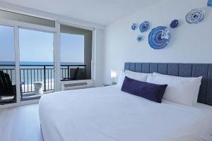 En eller flere senge i et værelse på Briza By Casanita - Oceanfront Luxury Suite