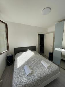 a bedroom with a bed with two towels on it at Appartamento Panoramico Urbino Vista Colline in Urbino