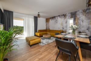 una sala de estar con una mesa y un sofá en Luxury apartments Villa Wood with spa and heated pool NEW, 