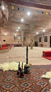 een grote kamer met een groot tapijt op de vloer met een schaakspel bij Wadi Rum Desert Bedouins in Wadi Rum