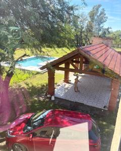 ein Auto, das vor einem Pavillon parkt in der Unterkunft Finca el Zanjón Punto Alquileres in Santiago del Estero