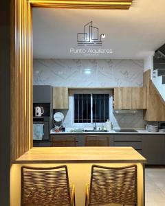 eine Küche mit einem gelben Tisch und Stühlen darin in der Unterkunft Finca el Zanjón Punto Alquileres in Santiago del Estero