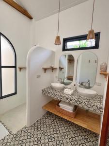 un baño con dos lavabos y dos espejos en Boho Village, en Ko Pha Ngan