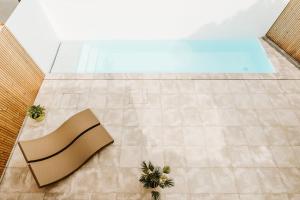 a chair sitting on the floor next to a pool at Sauna cottage in Tielt