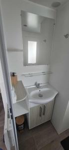 Ένα μπάνιο στο mobile home camping la pignade
