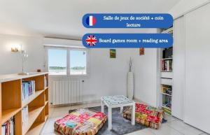 a small room with a table and a stool at Villa Safari, Golf & Spa - Toulouse in Plaisance-du-Touch