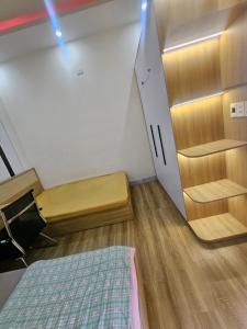a small room with a bed and a closet at Phòng hiện đại biển Đà Nẵng in Da Nang