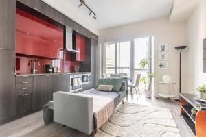 Η κουζίνα ή μικρή κουζίνα στο Roland Hotel - Modern Suite w City Views - Downtown