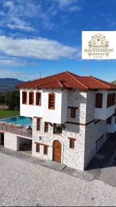 un modelo de casa con piscina en Macedonium Luxury Villa with big pool & Fireplace, en Skopje