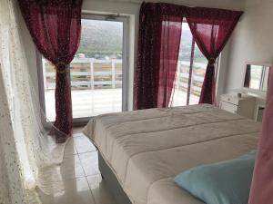Dido ValleyにあるSimons Town Cove Guest Houseのベッドと大きな窓のある寝室 +13枚の写真