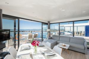 ein Wohnzimmer mit einer Couch und einem Tisch und Stühlen in der Unterkunft Hausboot "Fjordblik" in Barth in Barth