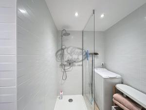 une salle de bain blanche avec douche et toilettes dans l'établissement maison 4 personnes résidence avec piscine et accès plage, à Rayol-Canadel-sur-Mer